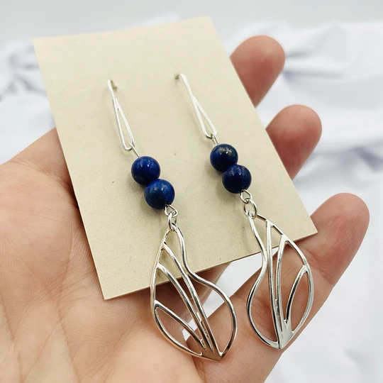 Aros largos con hojas de plata y piedra Lapislázuli