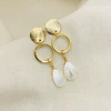 Aros Dorados Largos Con Nácar Natural