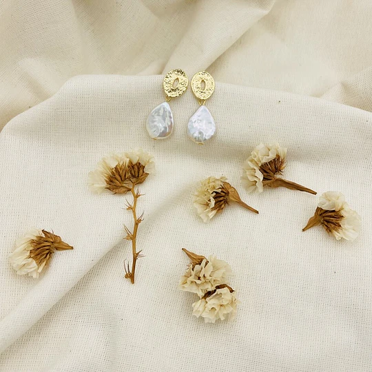 Aros dorados con gotas de perla
