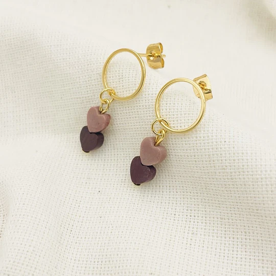 Aros dorados con corazones de piedra