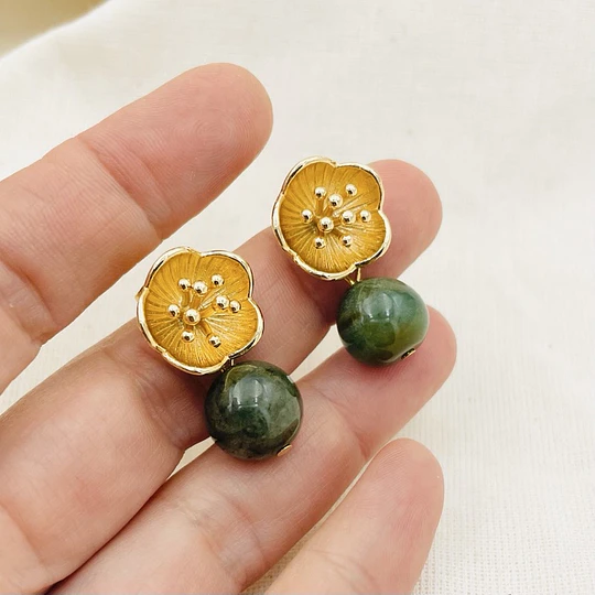 Aros flores doradas con piedra natural