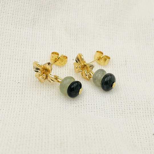 Aros flor dorada con piedras verdes