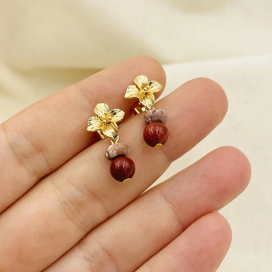 Aros flor dorada con piedras tierra