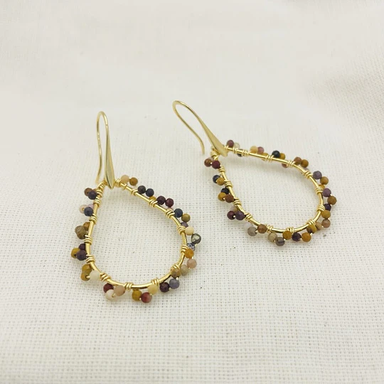 Aros dorados gota con piedras naturales