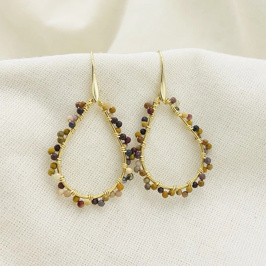 Aros dorados gota con piedras naturales