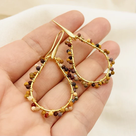 Aros dorados gota con piedras naturales