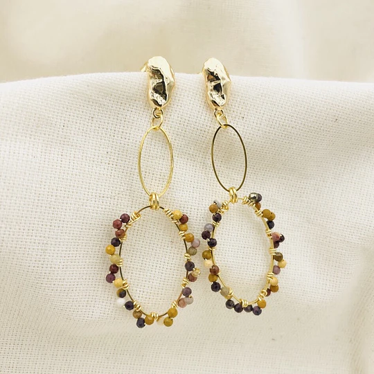 Aros dorados con piedras entorchadas