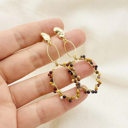 Aros dorados con piedras entorchadas