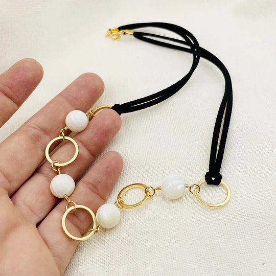 Collar gamuza con argollas y Nácar