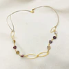 Collar dorado y corazones de piedra