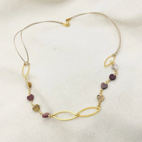 Collar dorado y corazones de piedra