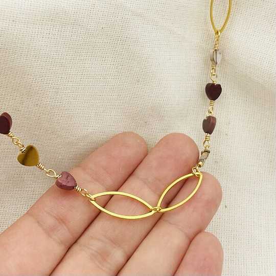 Collar dorado y corazones de piedra