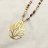 Collar largo dorado con piedras naturales