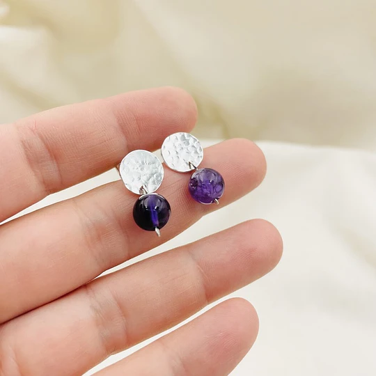 Aros de plata martillada y piedra Amatista