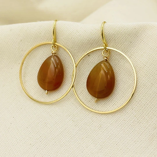 Aros argollas doradas con piedra Agata Cornalina