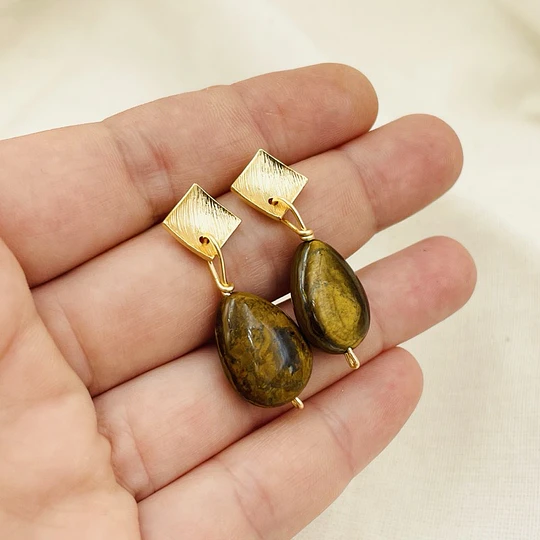 Aros rombo dorados con piedra Ojo de tigre