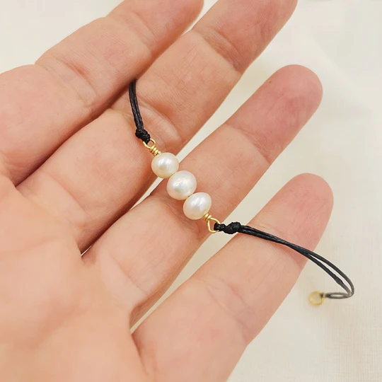 Pulsera negra con perlas