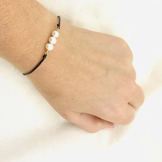 Pulsera negra con perlas