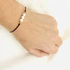Pulsera negra con perlas