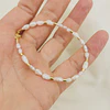 Pulsera dorada con perlas irregulares