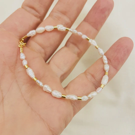 Pulsera dorada con perlas irregulares