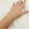 Pulsera dorada con perlas irregulares