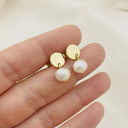 Aros dorados pequeños con perla