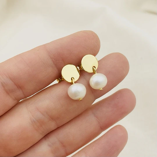 Aros dorados pequeños con perla
