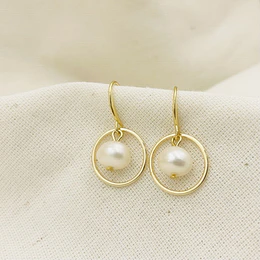 Aros dorados con argolla y perlas