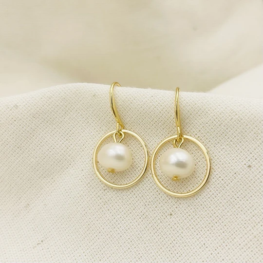 Aros dorados con argolla y perlas