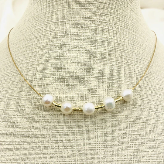 Collar perlas y mostacillas doradas