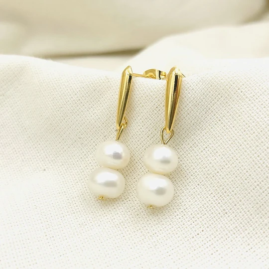 Aros dorados con perlas naturales