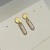 Aros dorados con perlas pequeñas