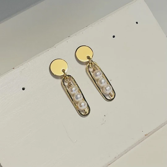 Aros dorados con perlas pequeñas