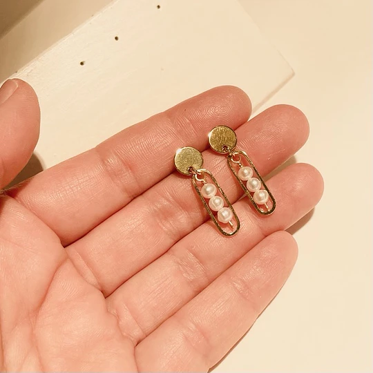 Aros dorados con perlas pequeñas