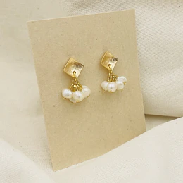 Aros dorados con racimo de perlas