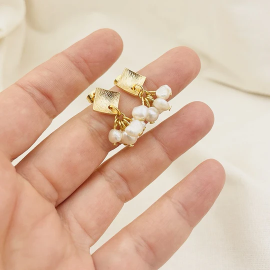 Aros dorados con racimo de perlas
