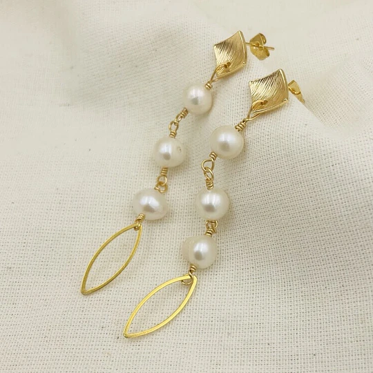 Aros dorados largos con perlas