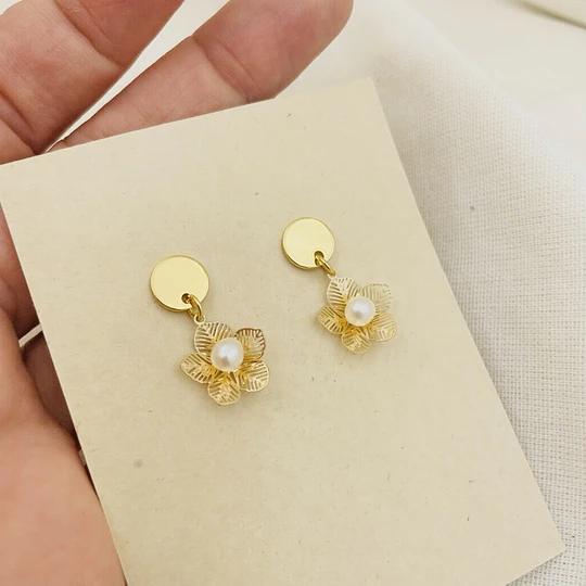 Aros dorados con flor y perla