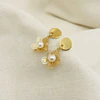 Aros dorados con flor y perla