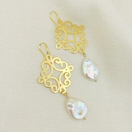 Aros ¨Reina¨ dorados con perlas