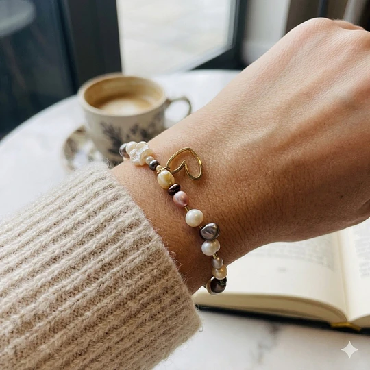 Pulsera mix de perlas y corazón dorado