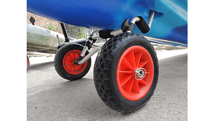 Carro cruza imbornales