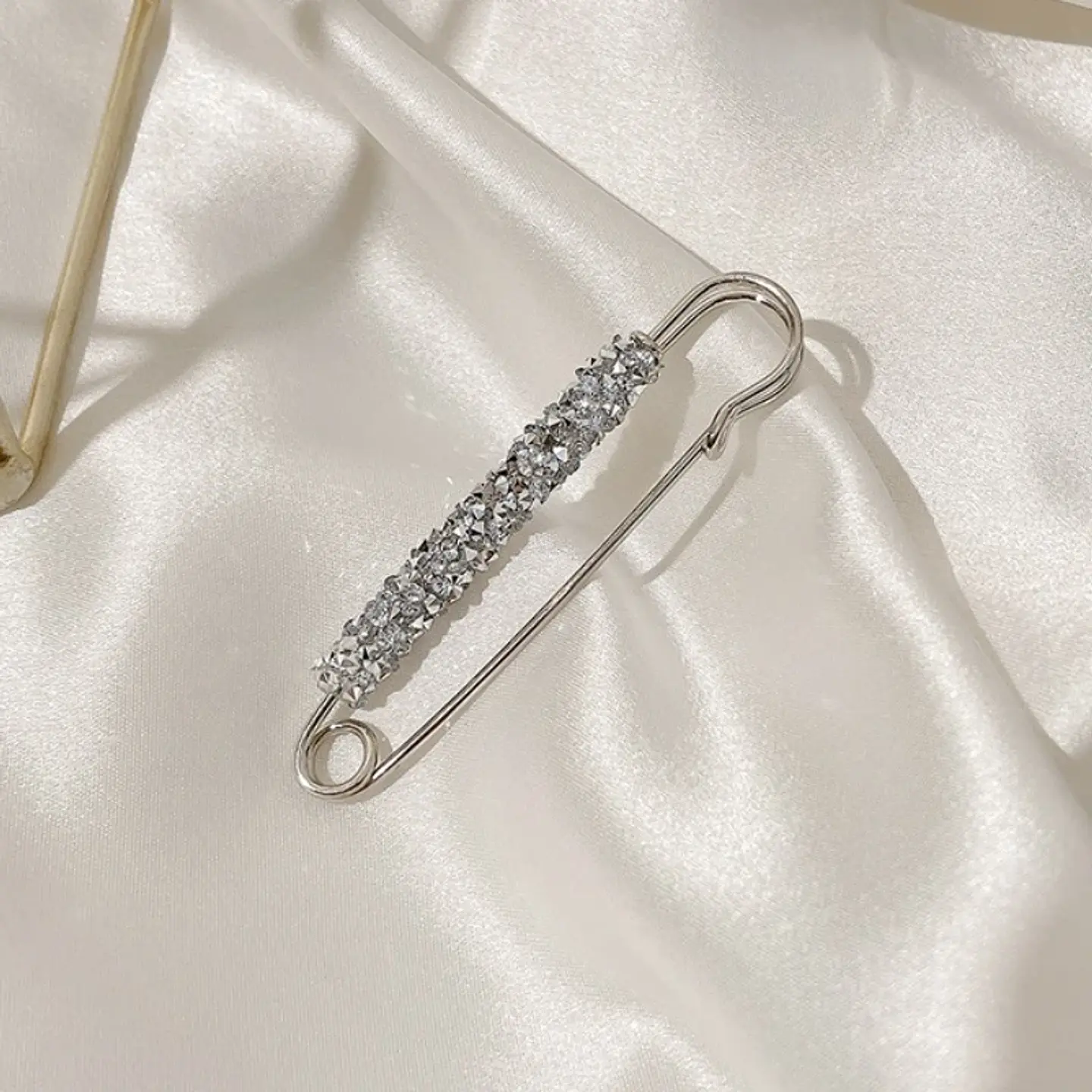 Fashion Crystal Brooches for Women Waist Buckle Fixed Strap Charm Safety Lapel Pins Cardigan Scarf Buckle Badge Accessories 3