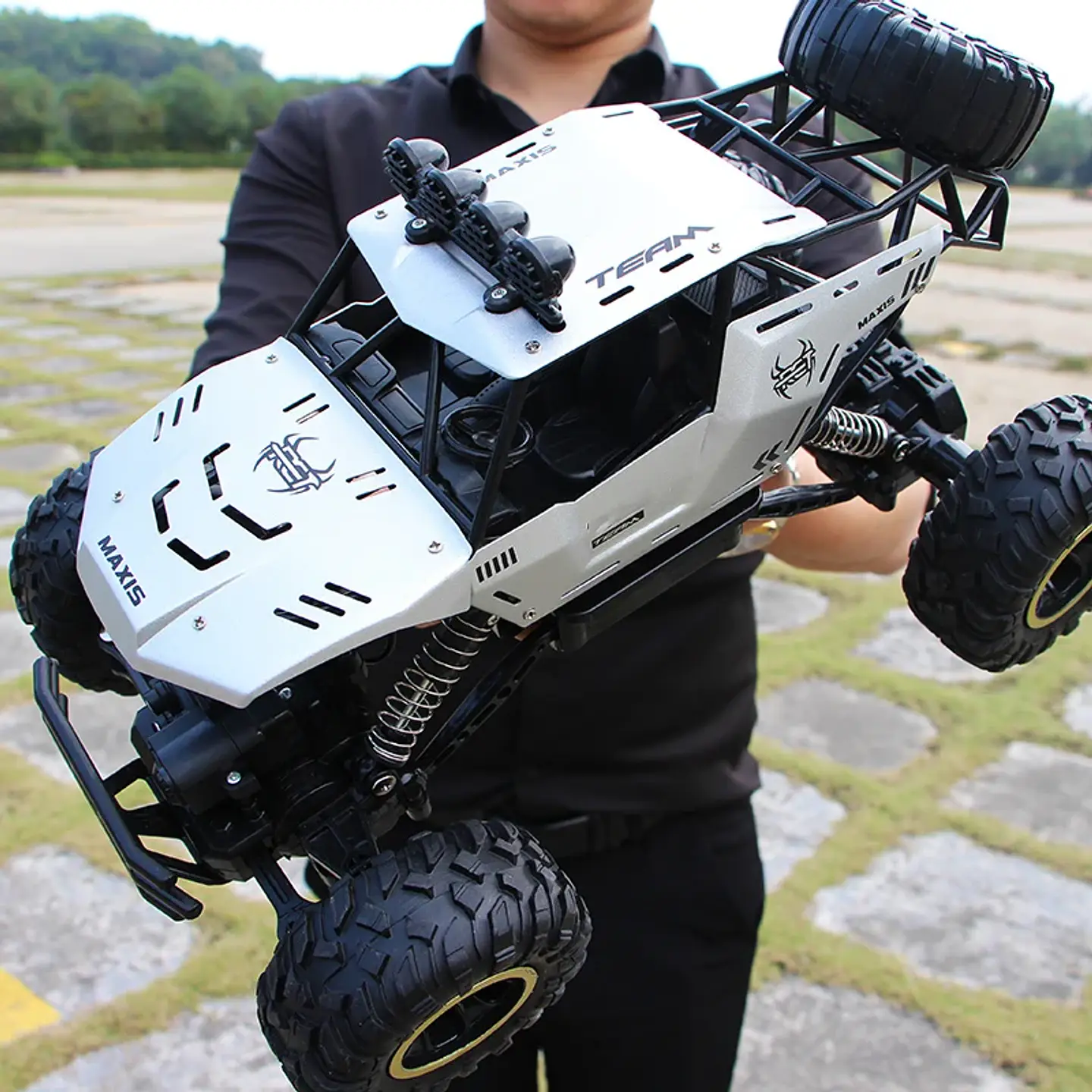 1:12 4WD Off-Road RC Truck – LED Lights 2