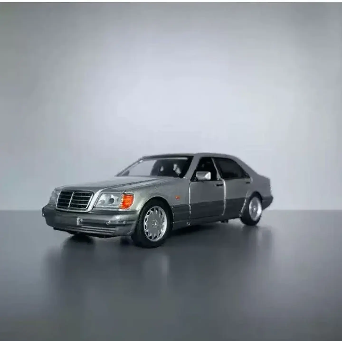 1:32 Diecast Classic Luxury Sedan Model 2