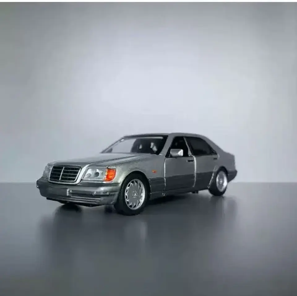 1:32 Diecast Classic Luxury Sedan Model 2