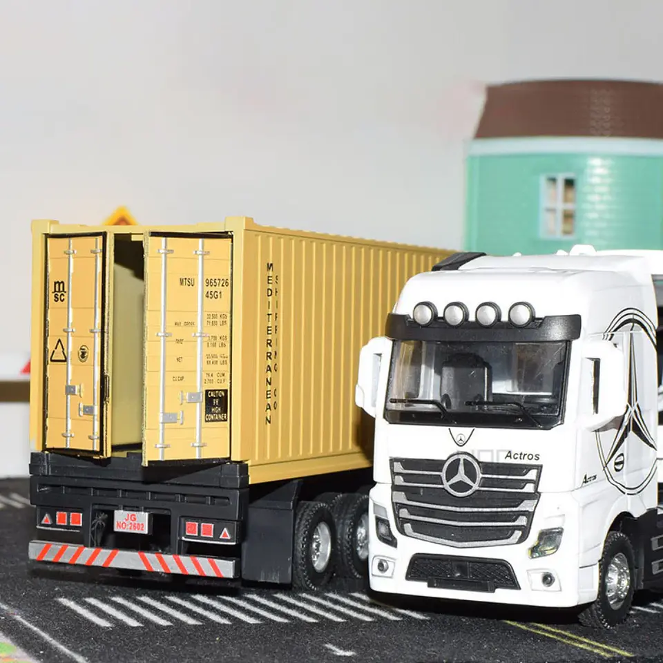 1:50 Diecast Container Truck Model – Sound & Light 4