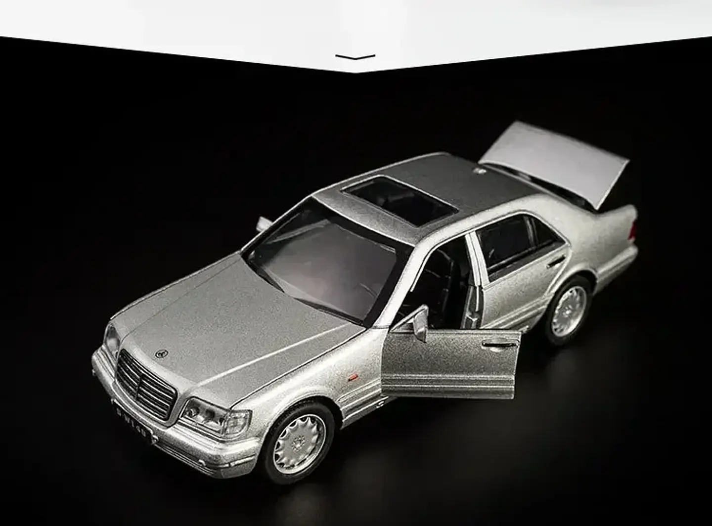 1:32 Diecast Classic Luxury Sedan Model 9