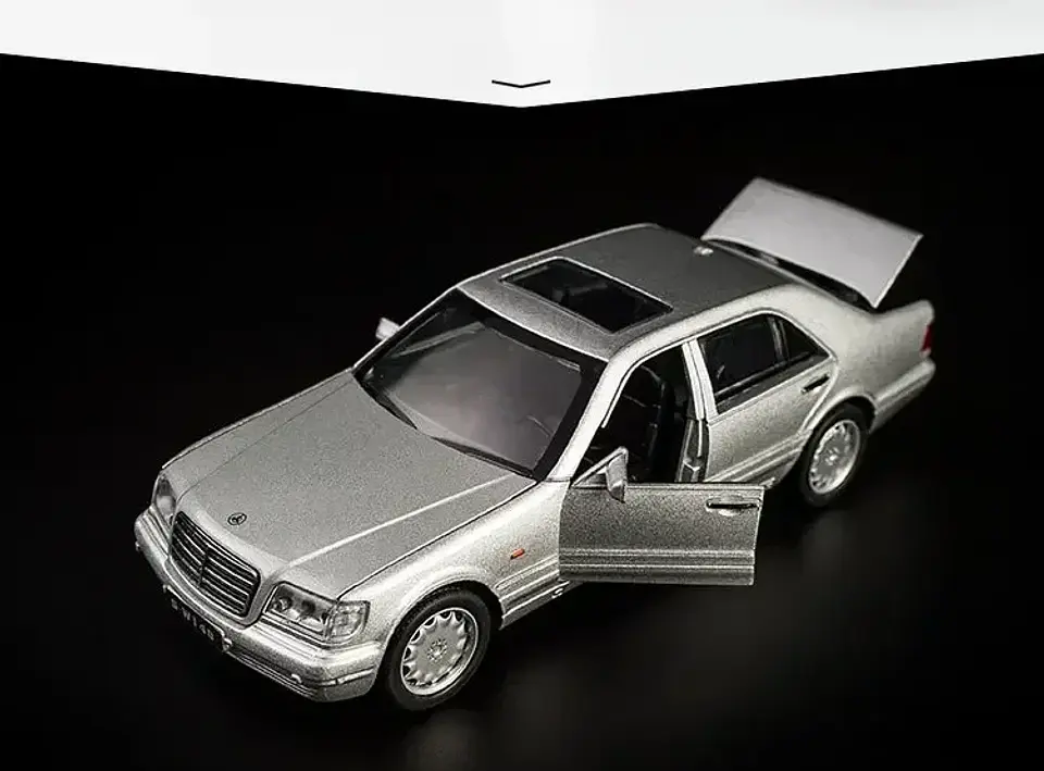 1:32 Diecast Classic Luxury Sedan Model 9